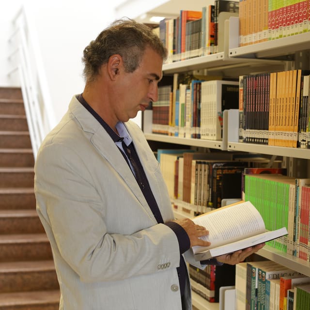 Rico Leite na biblioteca do Centro Universitário Uninorte