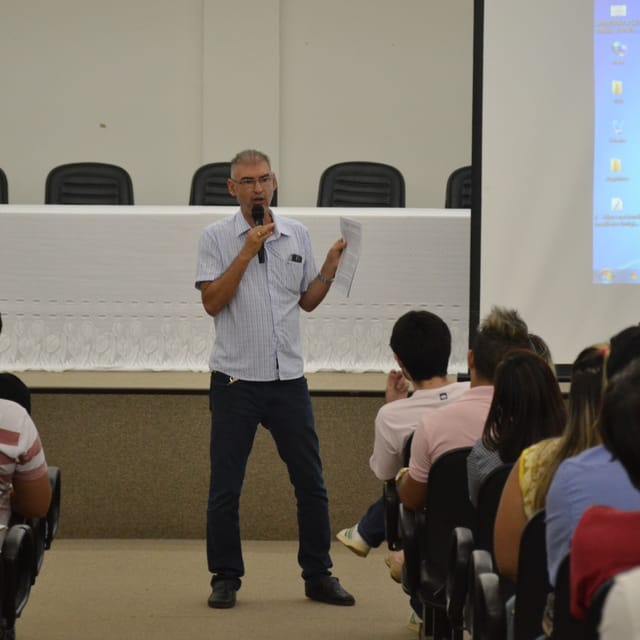 Rico Leite falando a estudantes em auditório