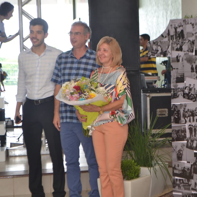 Rico Leite em homenagem ao lado da família